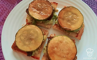 Хрустящая брускетта готова.