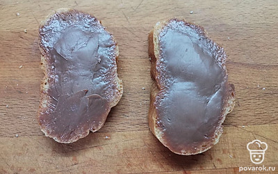 Батон намажьте шоколадным маслом. 