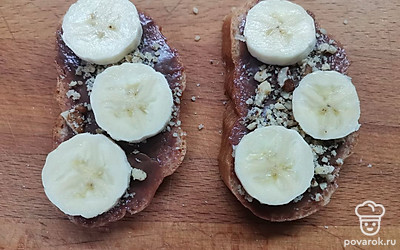 Выложите по 3 кусочка банана. 