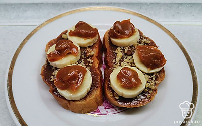 Бананы приправьте вареной сгущенкой. 