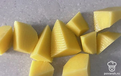 Почистите картошку и нарежьте небольшими кусочками.