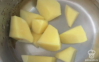 Отварите картошку в сотейнике с водой.