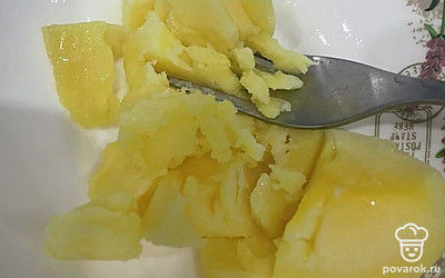 Готовую картошку помните вилкой, добавьте соль.