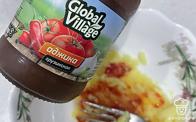 Перемешайте картофель с ложкой аджики.