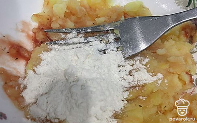 Добавьте муку и перемешайте.