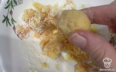 Сформируйте из картофельной массы шарики.