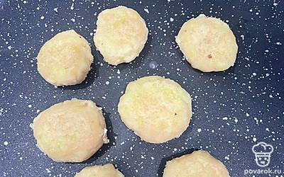 Влейте на сковороду масло, выложите шарики и обжарьте их до золотистой корочки с двух сторон.