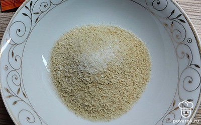 Панировочные сухари смешайте с щепоткой соли.
