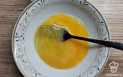 В отдельной тарелке вилкой взбейте яйцо.
