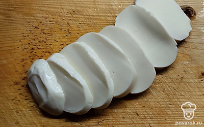 Сыр нарежьте на ломтики.