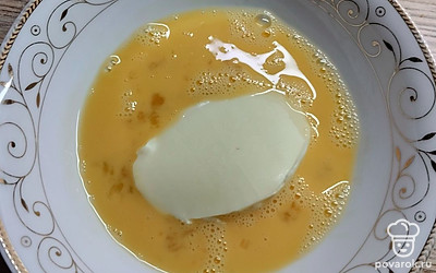 Каждый ломтик окуните в яйцо.