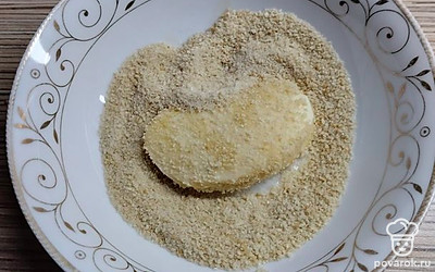 Обваляйте ломтик сыра в панировочных сухарях.