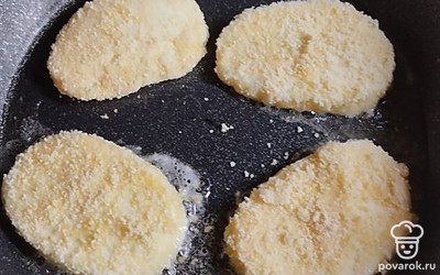 Обжарьте ломтики на сковороде с двух сторон.