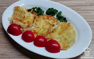 Выложите обжаренный сыр на тарелку. Украсьте зеленью и помидорами черри. Подавайте горячим. 