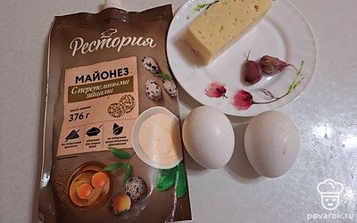 Подготовьте все ингредиенты. Яйца отварите заранее. 