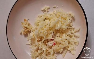 Сыр натрите на мелкой терке. Чеснок почистите и пропустите через пресс.