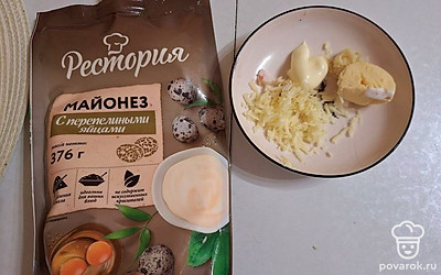 Яйцо очистите. Извлеките желток, добавьте к нему майонез и перемешайте. 