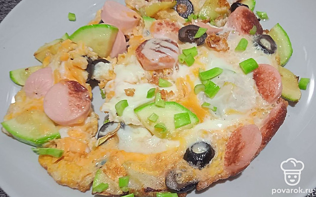 Фритата с сосиской, кабачком и маслинами — Рецепт с фото