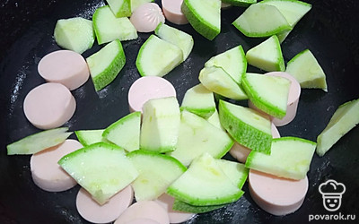 Добавьте крупно нарезанный кабачок.