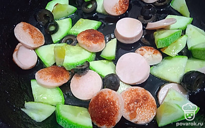 Добавьте растительное масло и обжарьте 5 минут на среднем огне, периодически помешивая.