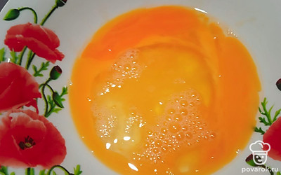 Яйца взбейте с солью вилкой.