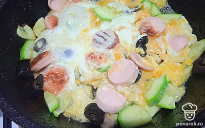 Накройте крышкой и готовьте на небольшом огне 5 минут.