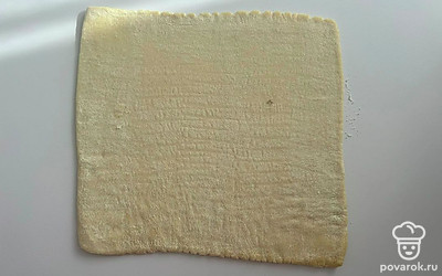 Раскатайте пласт слоеного теста.