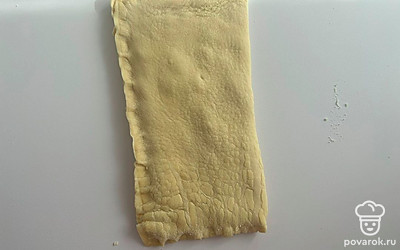 Накройте второй половиной. Слегка придавите и защипните края.