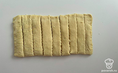 Нарежьте на полоски шириной 2 сантиметра.