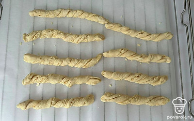Сделайте спиральки и выложите на решетку, застеленную пергаментом.