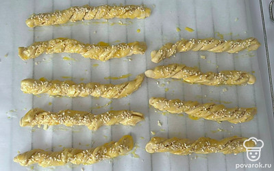 Смажьте взбитым яйцом и посыпьте кунжутом. Отправьте в духовку, разогретую до 180 градусов, на 15-20 минут.