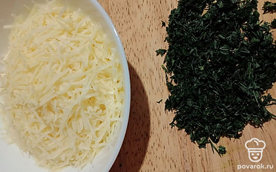 Сыр натрите на мелкой терке, укроп мелко нарежьте. 