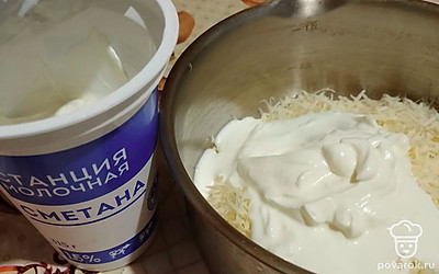 Соедините в миске сыр, сметану. 