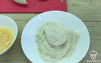 Ломтики сыра сначала опустите в яйцо, а затем обваляйте в панировочных сухарях.