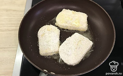 Обжарьте на топленом масле с обеих сторон (на среднем огне ).