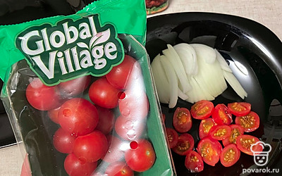 Нарежьте помидорки черри. Лук нашинкуйте тонкими ломтиками.