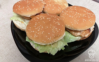 Вторую часть бургера тоже смажьте немного соусом. Закройте ею бургер и погрейте в микроволновой печи буквально 20 секунд. 