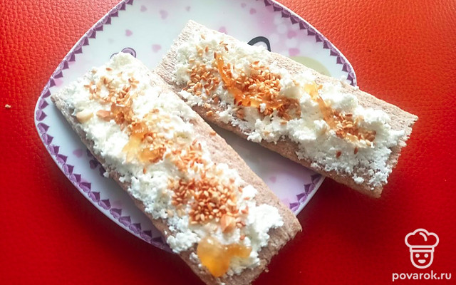 Хлебцы с творогом и жареным кунжутом с арахисом — Рецепт с фото