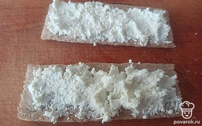 Хлебцы намажьте творогом.