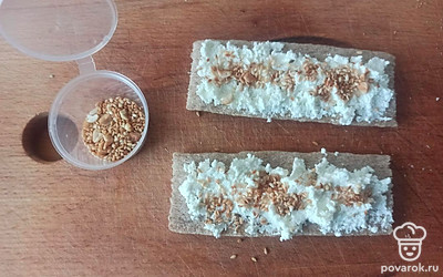 Посыпьте хлебцы кунжутно-арахисовой смесью.