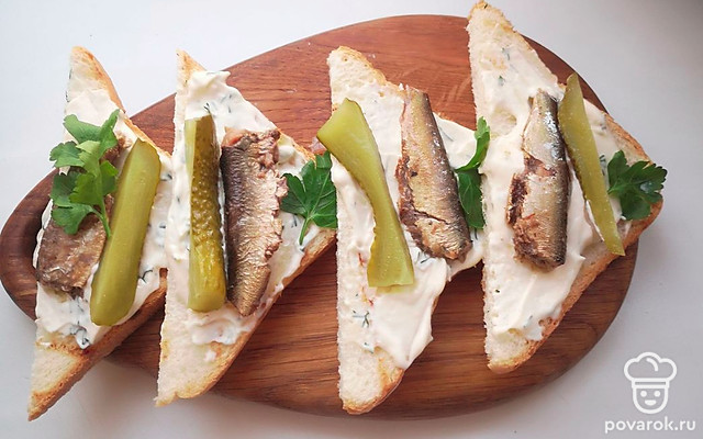 Тост со шпротами и маринованными огурцами — Рецепт с фото