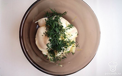 Смешайте майонез с чесноком и зеленью.