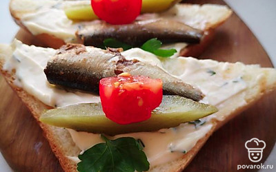 Можете украсить тосты помидорами черри и зеленью. 