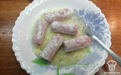 Сосиски обмакните в яичную массу. 