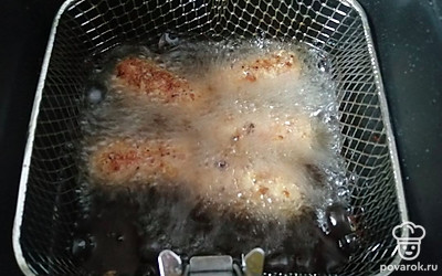 Обжарьте сосиски во фритюре в течение 5-7 минут. 