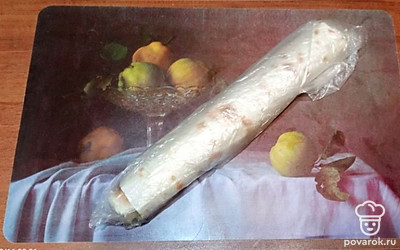 Заверните лаваш в пищевую пленку. Отправьте в холодильник на 40 минут.