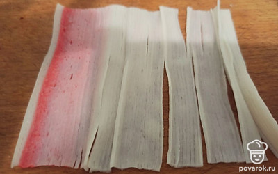 Палочки аккуратно, раскройте с помощью ножа в тонкий лист.