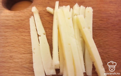 Сыр нарежьте тонкими ломтиками.