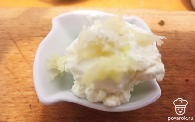 Чеснок пропустите через пресс. Смешайте с творогом, посолите по вкусу.