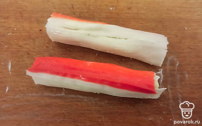 Аккуратно заверните крабовые палочки и нарежьте на мини-порции.